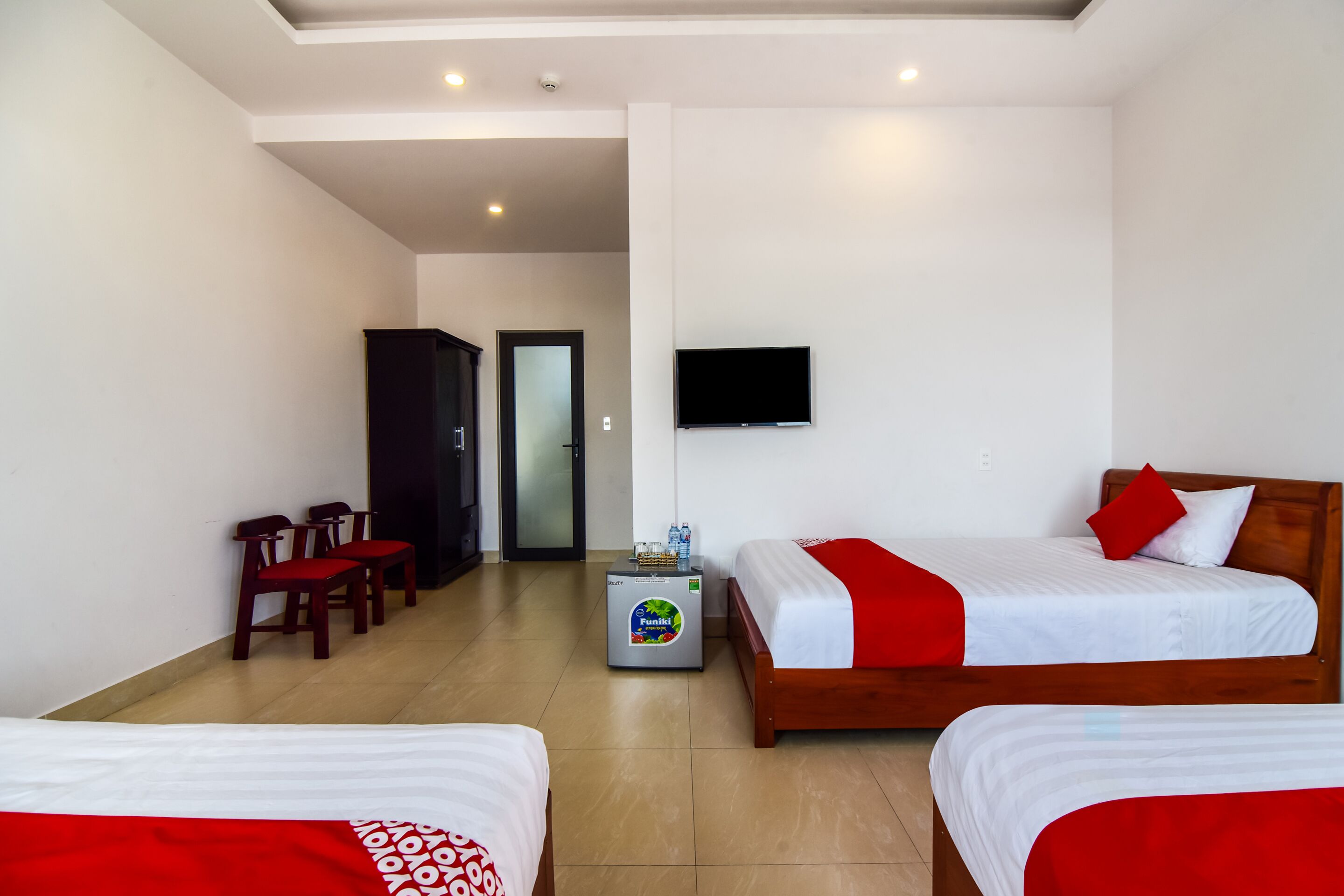 deluxe quadruple room | minibar, desk, free wifi