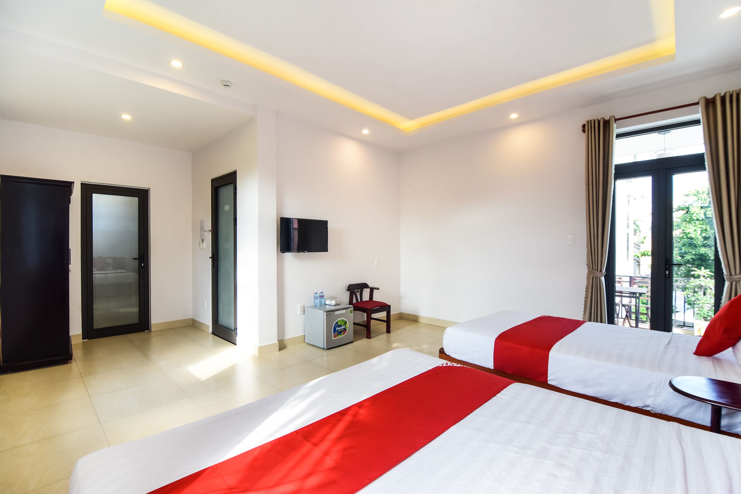 deluxe triple room | minibar, desk, free wifi