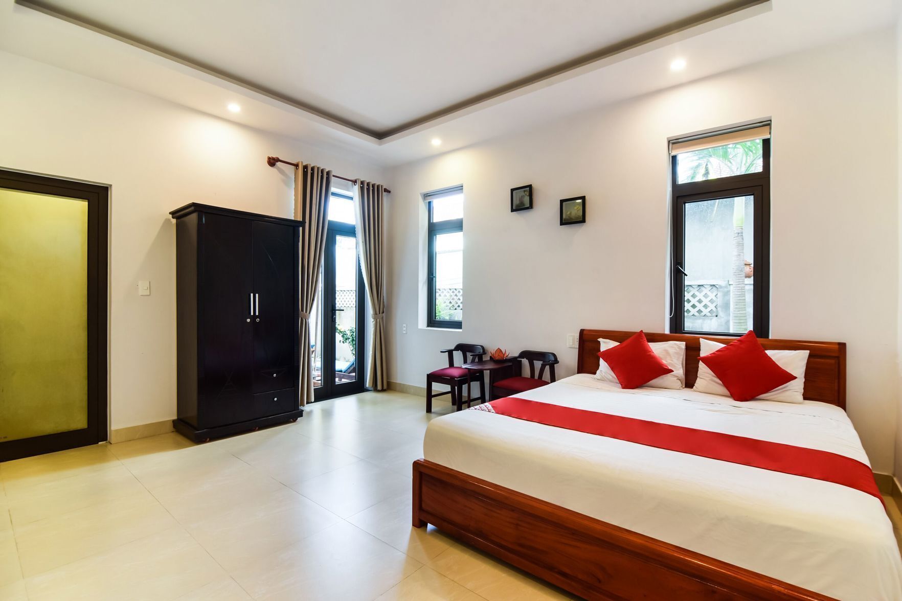 Minibar, desk, free WiFi