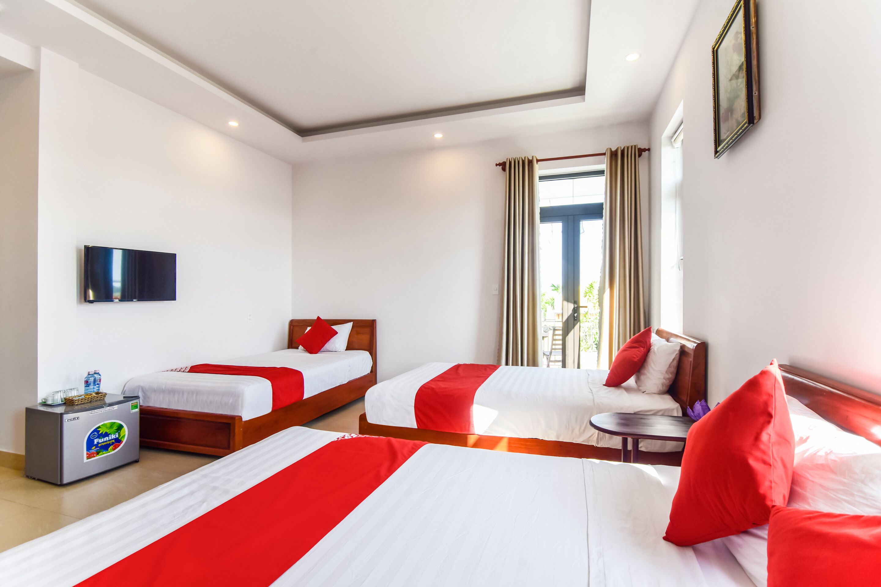 deluxe quadruple room | minibar, desk, free wifi