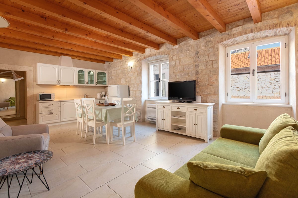Appartamento, 2 camere da letto, balcone | Soggiorno | TV a schermo piatto