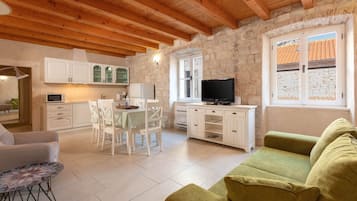 Appartement, 2 slaapkamers, balkon | Woonkamer | Een flatscreentelevisie