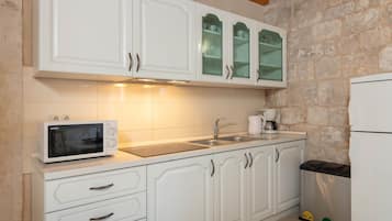 Apartment, 2 Bedrooms, Balcony | Private kitchen | Fridge, microwave, oven, stovetop