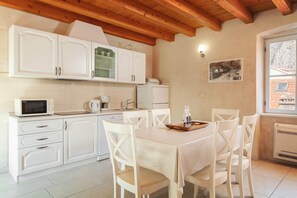 Apartamento standard, 2 quartos | Cozinha privada | Geladeira, micro-ondas, fogão, cooktop