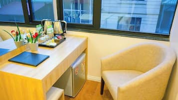 Minibar, escritorio y sistema de insonorización