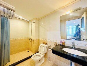 Shower, free toiletries, hair dryer, slippers - Royal Hotel (Hanoi)