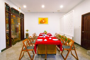 Breakfast, lunch and dinner served - Royal Hotel (Hanoi)