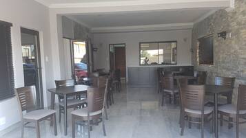 Menyajikan hidangan lokal dan internasional