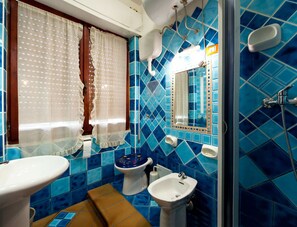 Standard Double Room | Bathroom | Shower, free toiletries, hair dryer, bidet - Hotel Villa Rosa (Sarroch)