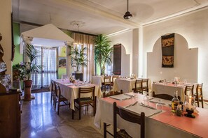 Dinner served, Italian cuisine - Hotel Villa Rosa (Sarroch)