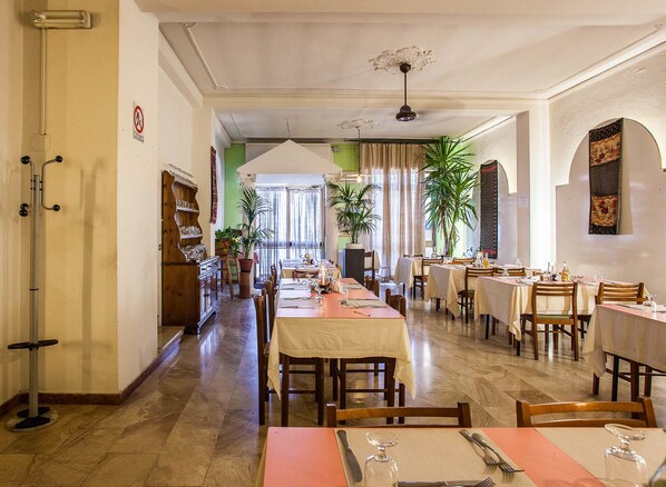 Dinner served, Italian cuisine - Hotel Villa Rosa (Sarroch)