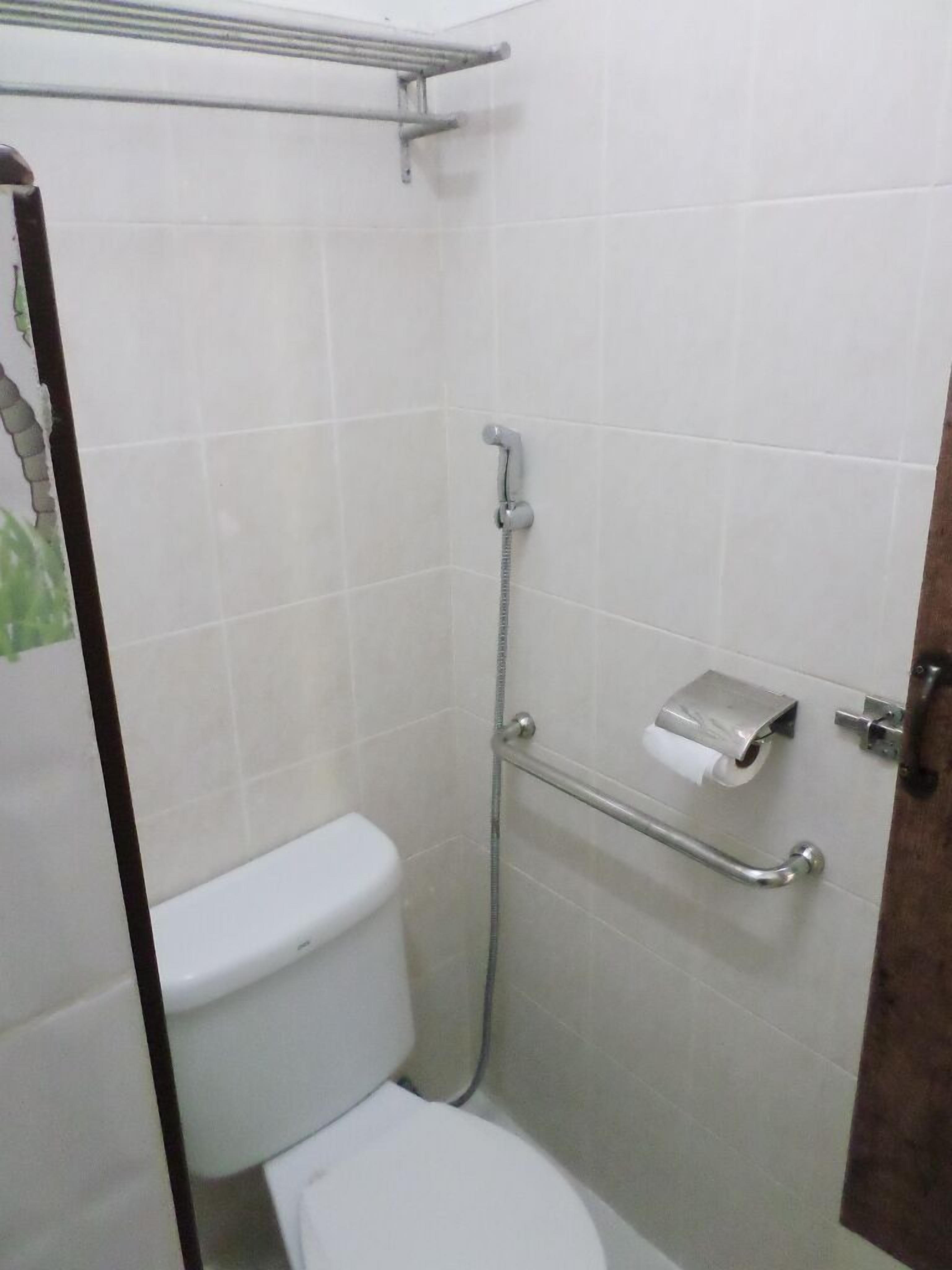 standard double room | bathroom | shower, free toiletries, towels