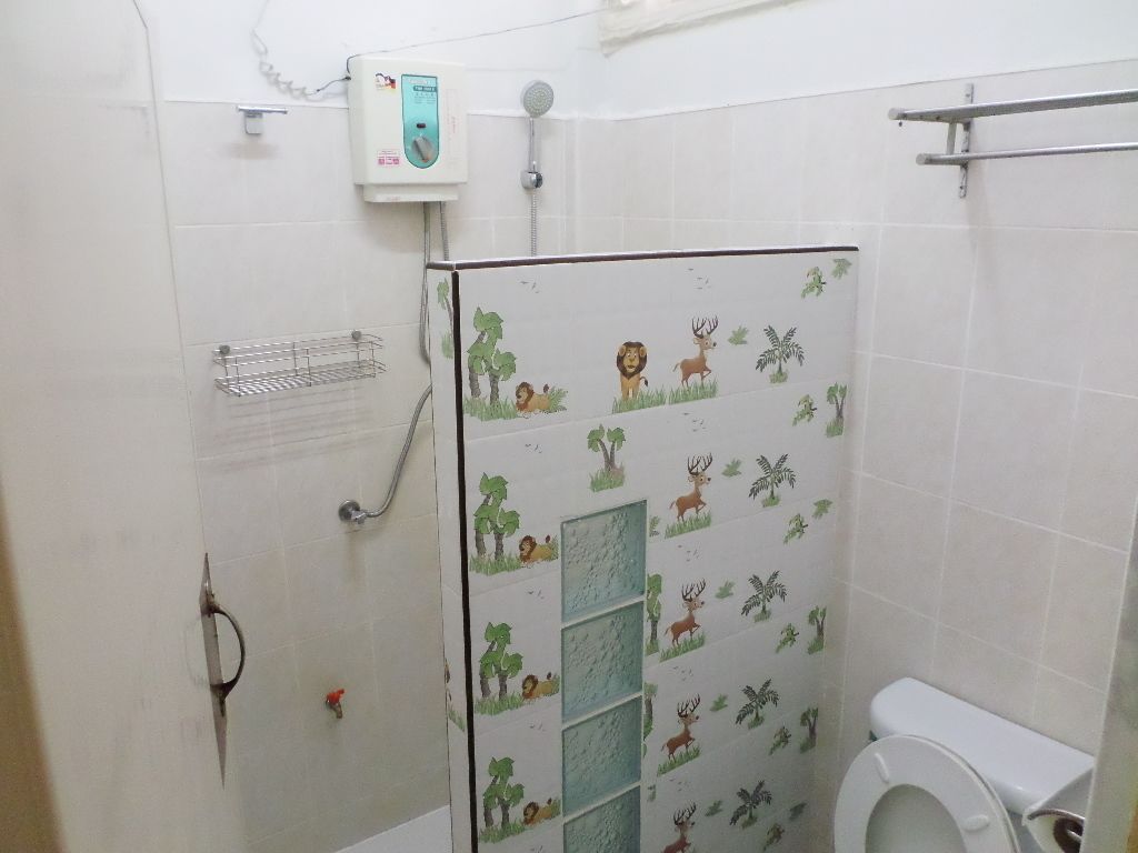 standard double room | bathroom | shower, free toiletries, towels