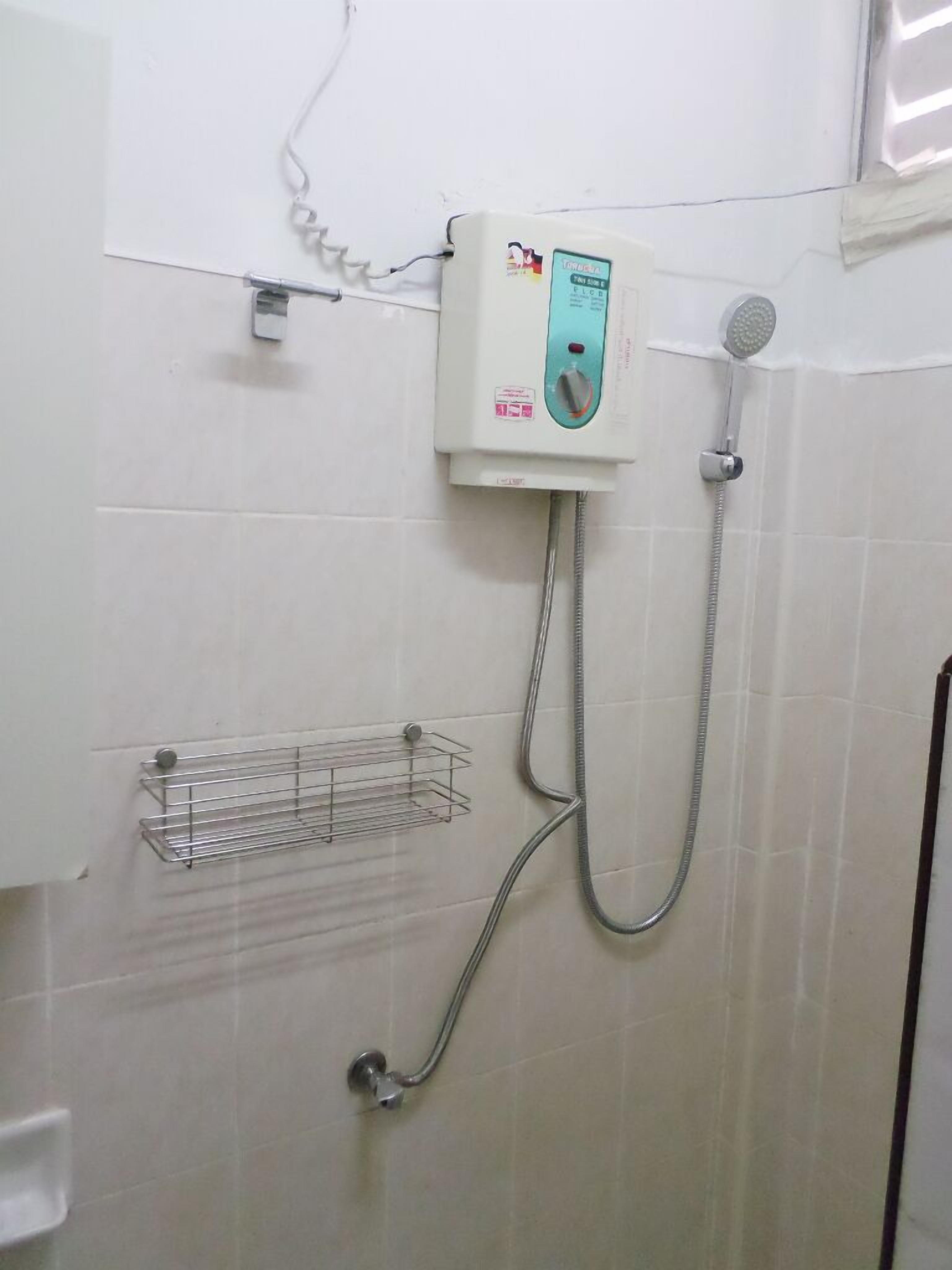 standard double room | bathroom | shower, free toiletries, towels