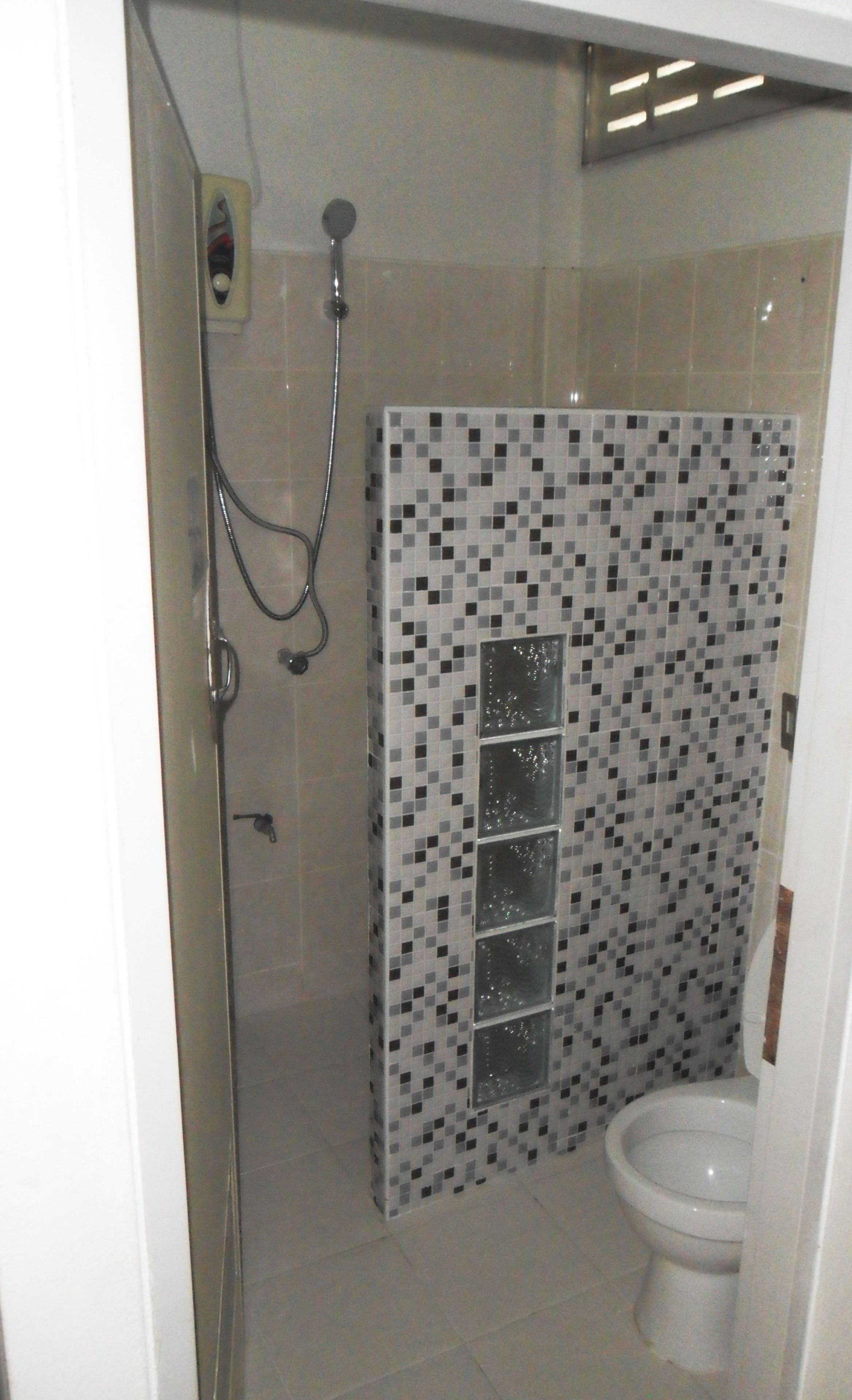 standard double room | bathroom | shower, free toiletries, towels