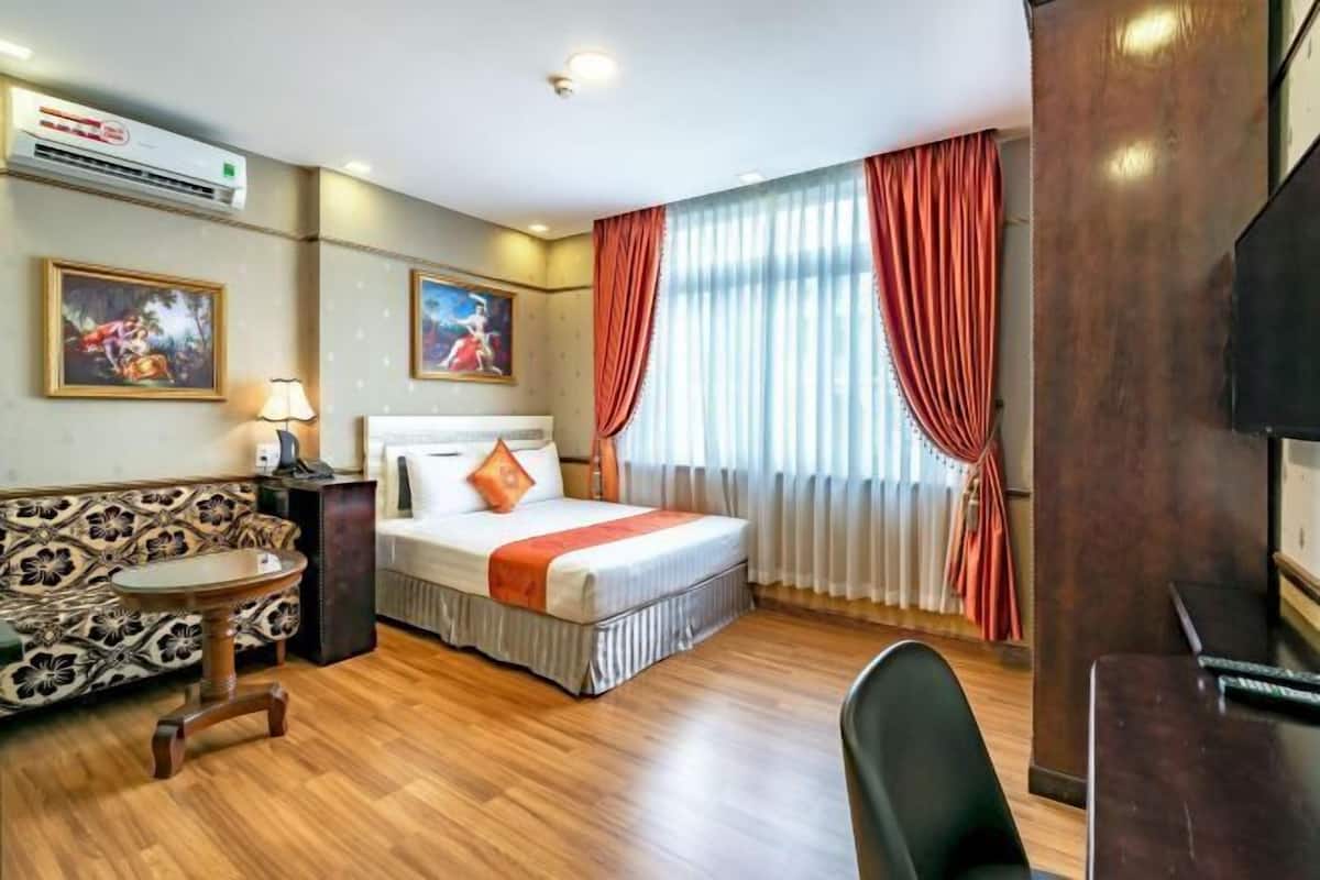 1 quarto, frigobar, cofres nos quartos, escrivaninha