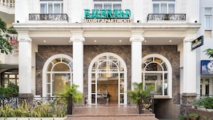 A building with a sign reading "Emerald Luxury Apartments". - Collection O Emerald Luxury Apartment - Near SECC (Ho Chi Minh City)