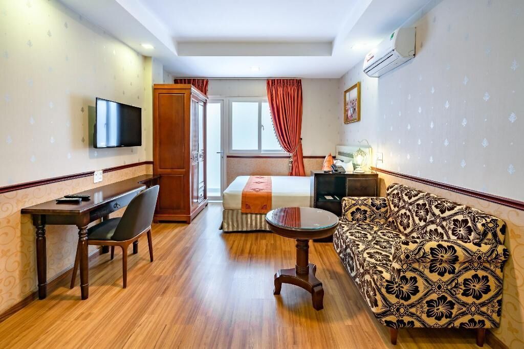 Minibar, caja de seguridad en la habitación y escritorio 