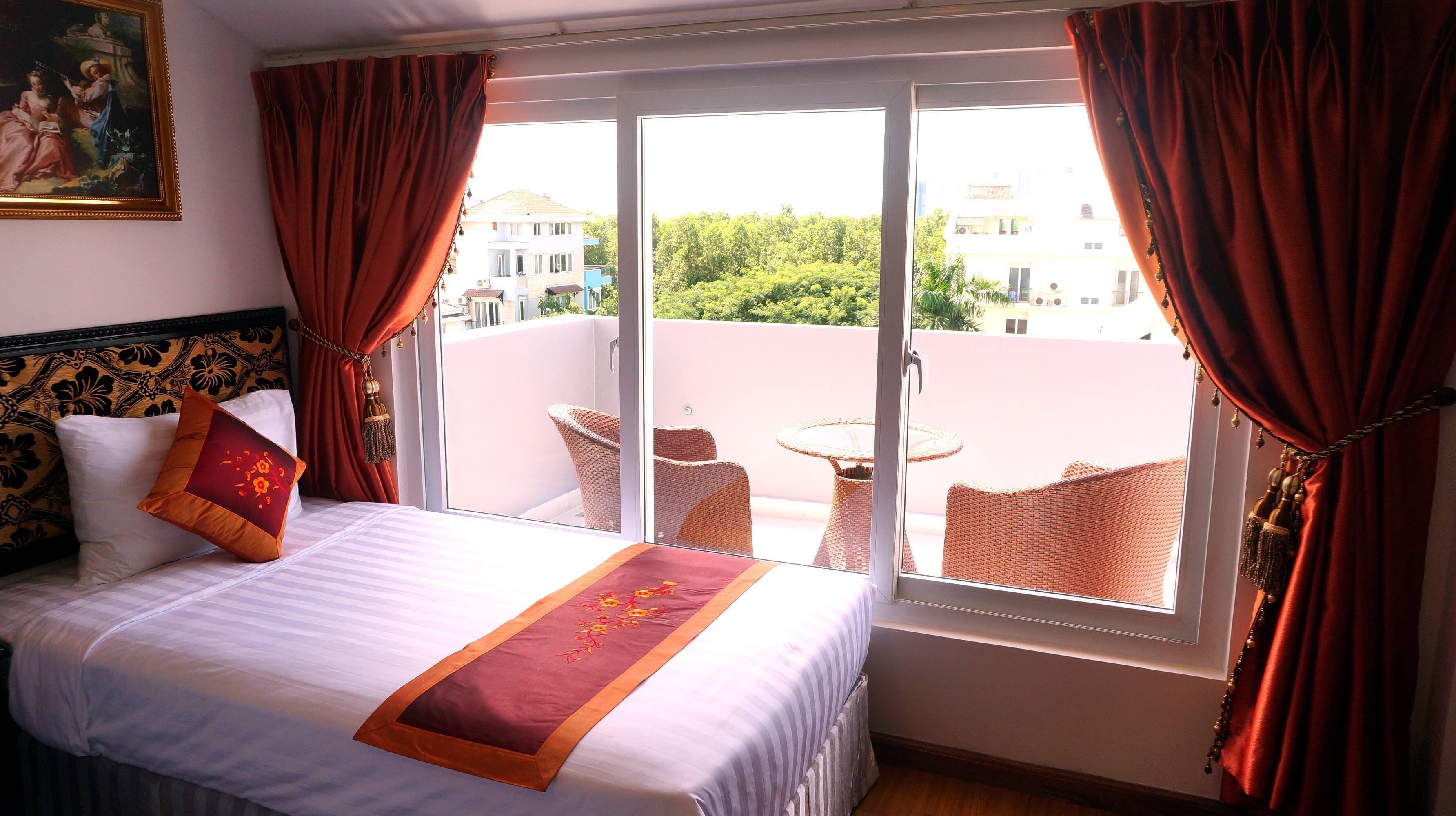 mini apartment | minibar, in-room safe, desk, laptop workspace