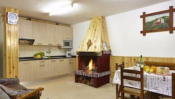 House, 3 Bedrooms, Mountain View | Living area | Flat-screen TV