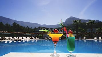 2 outdoor pools, sun loungers