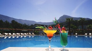 2 outdoor pools, pool loungers