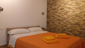 Double Room | Soundproofing, iron/ironing board, free cots/infant beds, free WiFi