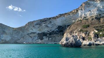 Sillas reclinables de playa, sombrillas, toallas de playa