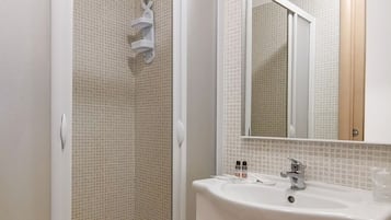 Habitación básica con 2 camas individuales | Baño | Ducha, artículos de higiene personal gratuitos y secador de pelo