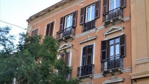 A multi-story building with balconies and shutters, featuring a classic architectural style. - La Residenza sul Largo (Cagliari)