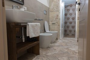 Habitació doble Comfort, 1 llit de matrimoni, no fumadors, bany privat | Minibar, escriptori i habitacions insonoritzades 