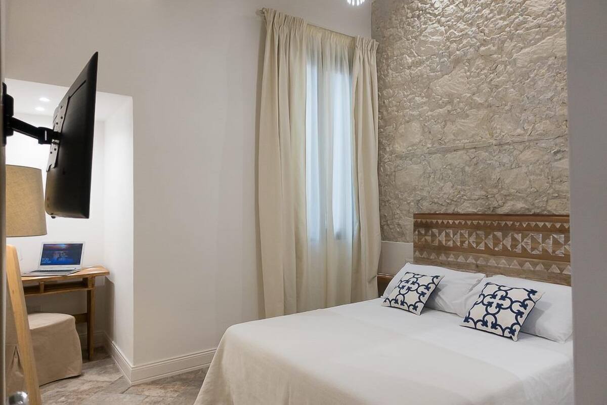 Standard Room, 1 Queen Bed, Non Smoking, Refrigerator | Minibar, desk, soundproofing, iron/ironing board (on request)