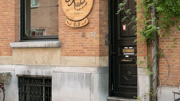 Un bâtiment en briques avec une porte noire et une enseigne sur laquelle on peut lire « Simone Kitchen ».