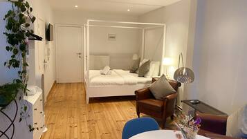 Deluxe Studio | Iron/ironing board, free WiFi, bed sheets
