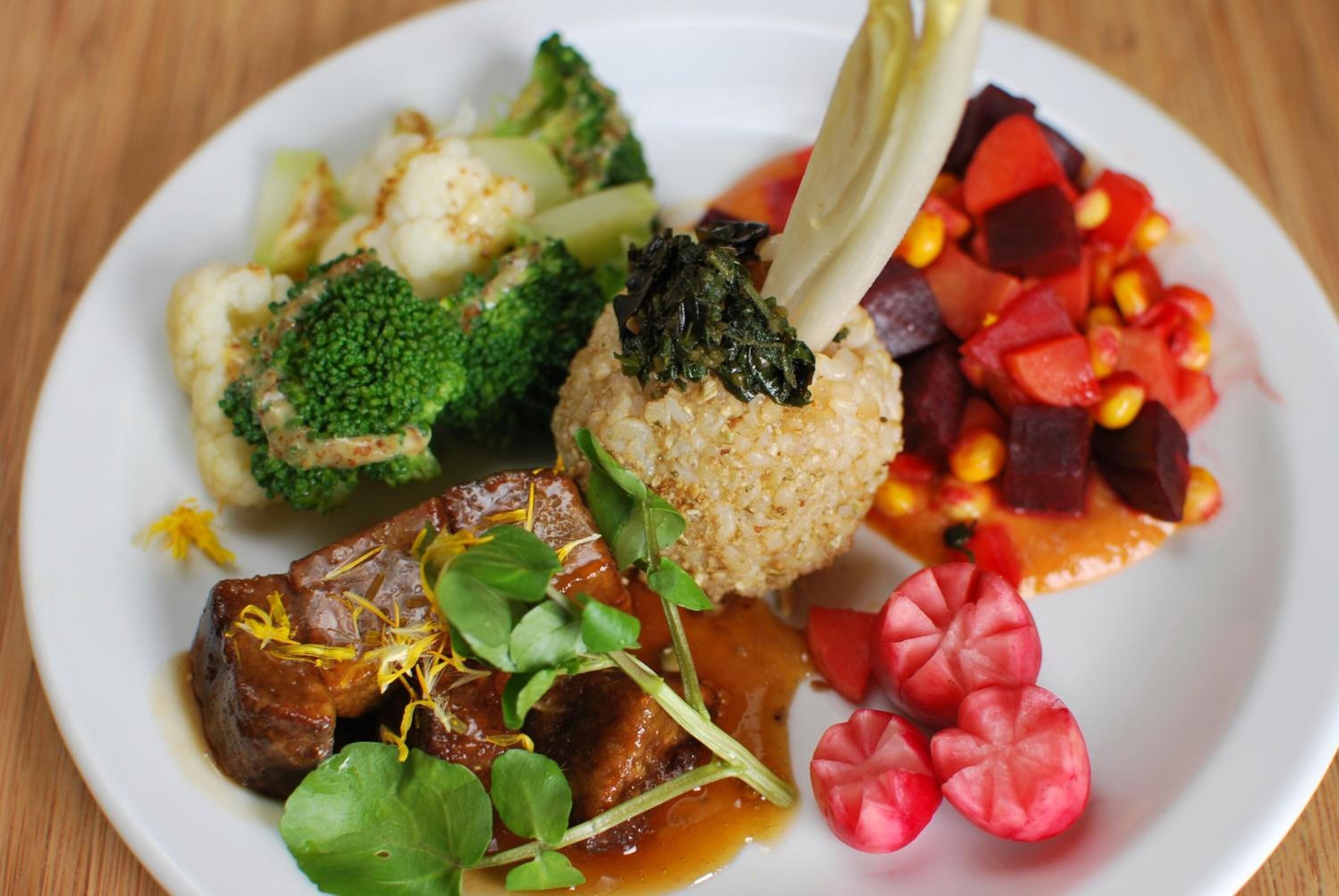 Serveert ontbijt en diner, lokale en internationale gerechten