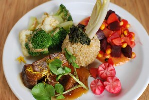 Se sirven desayunos, cenas y cocina local e internacional