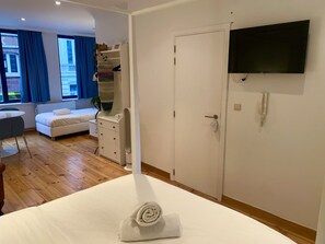 Deluxe Studio | Iron/ironing board, free WiFi, bed sheets - Simone's Kitchen B&B (Antwerp)