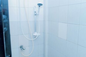 Deluxe-værelse | Badeværelse | Bruser, gratis toiletartikler, håndklæder