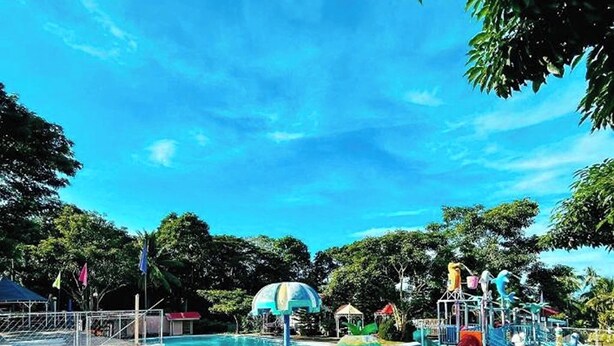 A water park with slides and a mushroom-shaped water feature. - Villa Paraiso Resort and Waterpark Camiguin (Mambajao)
