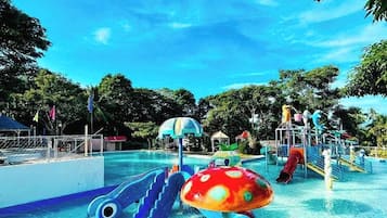 Alberca al aire libre y camastros
