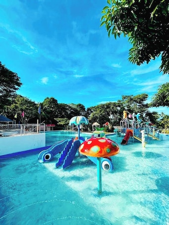 Una piscina al aire libre, sillones reclinables de piscina