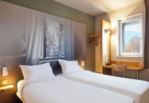 Escritorio, sistema de insonorización y wifi gratis