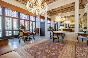 Suite presidencial, vista al canal | Sala de estar | Televisión de pantalla plana 