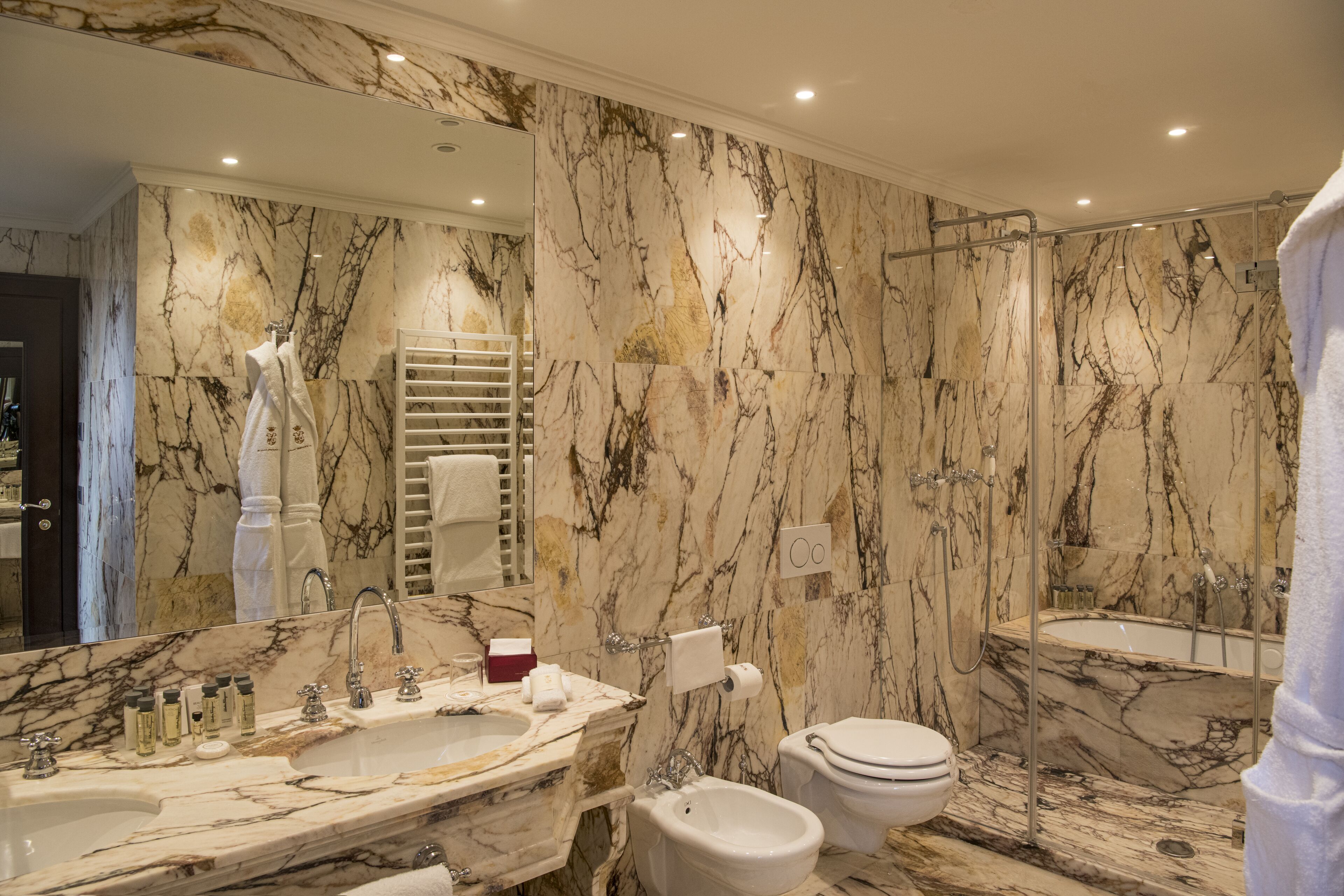 family room | bathroom | free toiletries, hair dryer, bathrobes, slippers