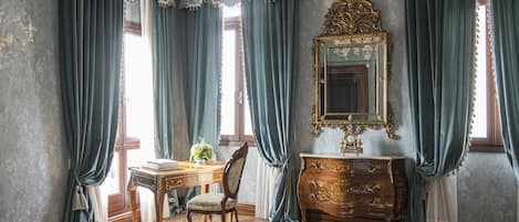 Suite presidencial, vistes al canal | 1 dormitori, roba de llit d'alta qualitat i minibar