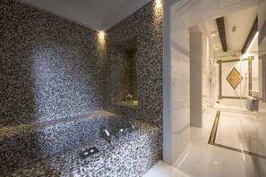Suite presidencial, vista al canal | Baño | Amenidades de baño gratuitas, secadora de cabello, batas, pantuflas 