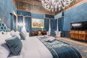 Luxe suite | Luxe beddengoed, een minibar, een kluis op de kamer, geluiddichte muren