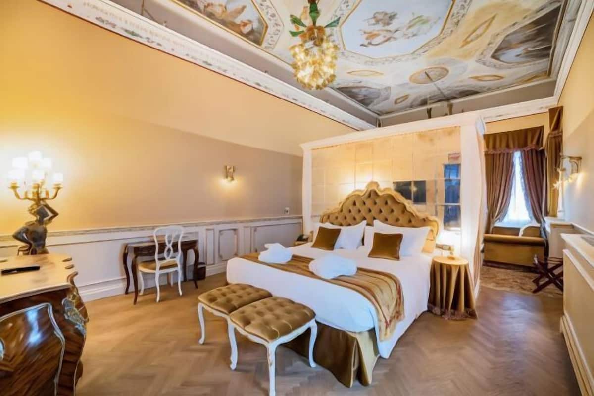 1 bedroom, premium bedding, minibar, in-room safe
