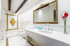 Presidentiële suite, uitzicht op kanaal | Badkamer | Gratis toiletartikelen, een haardroger, badjassen, pantoffels