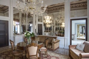 Presidentiële suite, uitzicht op het water | Woonruimte | Flatscreentelevisie